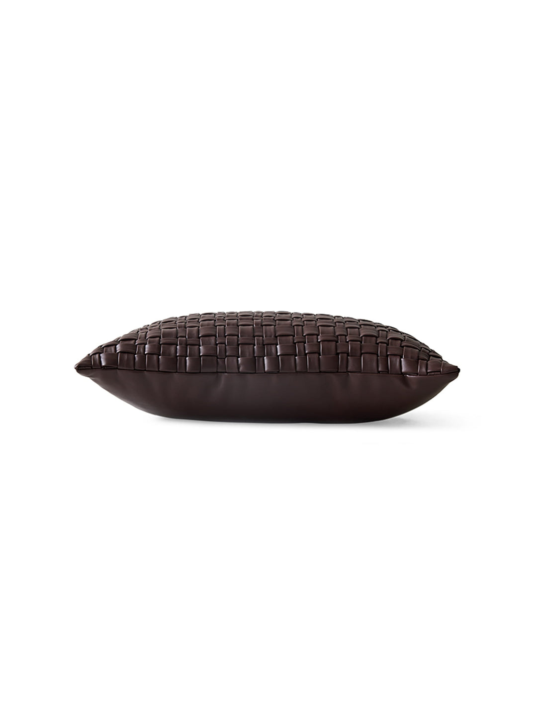 Sublimez votre sofa avec le coussin tressé brun chocolat de HKliving, au design graphique et élégant.