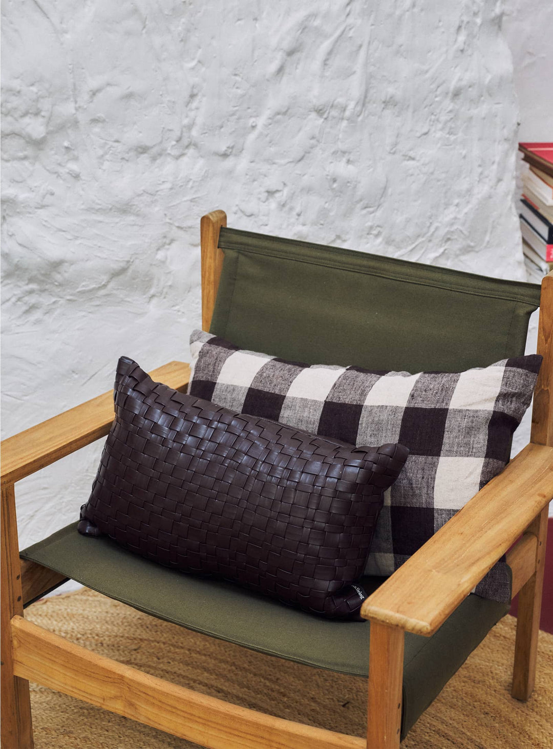 Découvrez le coussin tressé brun chocolat de HKliving, un accessoire déco en simili cuir au style raffiné. 