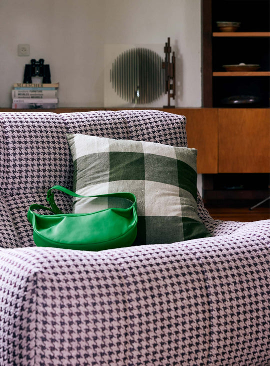 Coussin tissé HKliving en lin et coton, au motif à carreaux rétro et à l’esprit chaleureux. lowlands