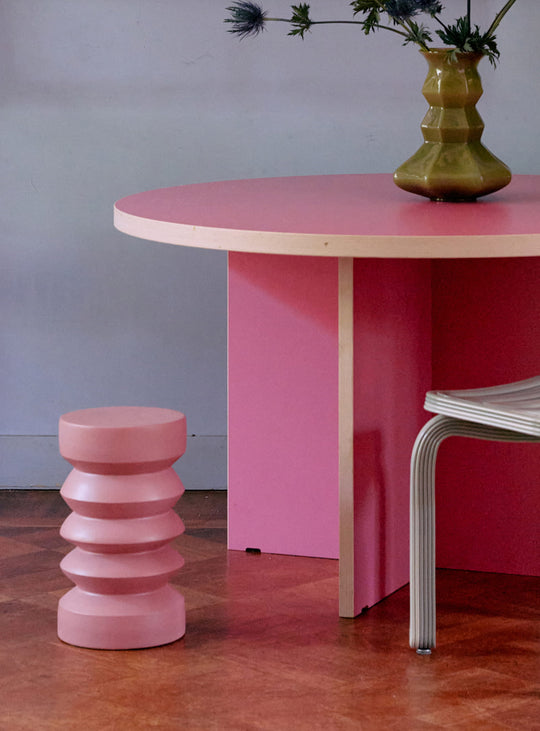 Table d’appoint ZigZag HKliving, formes arrondies et couleurs vibrantes pour intérieur moderne. rose