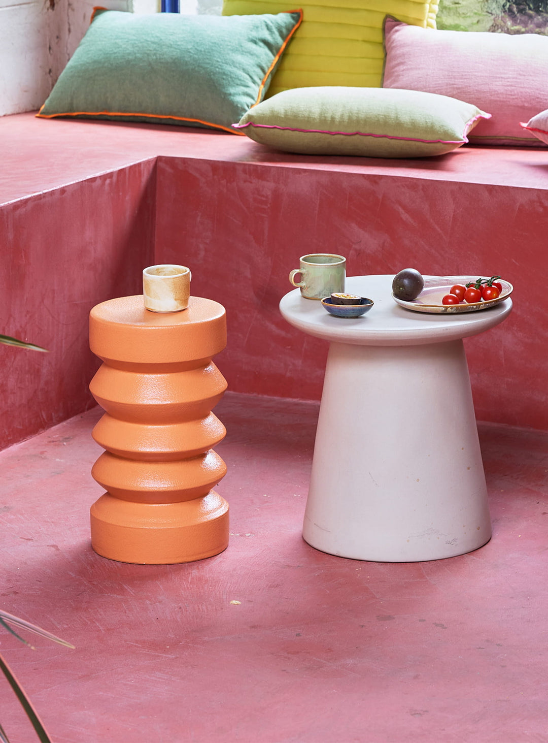 Table d’appoint ZigZag HKliving, design sculptural en grès aux formes ondulantes modernes. orange