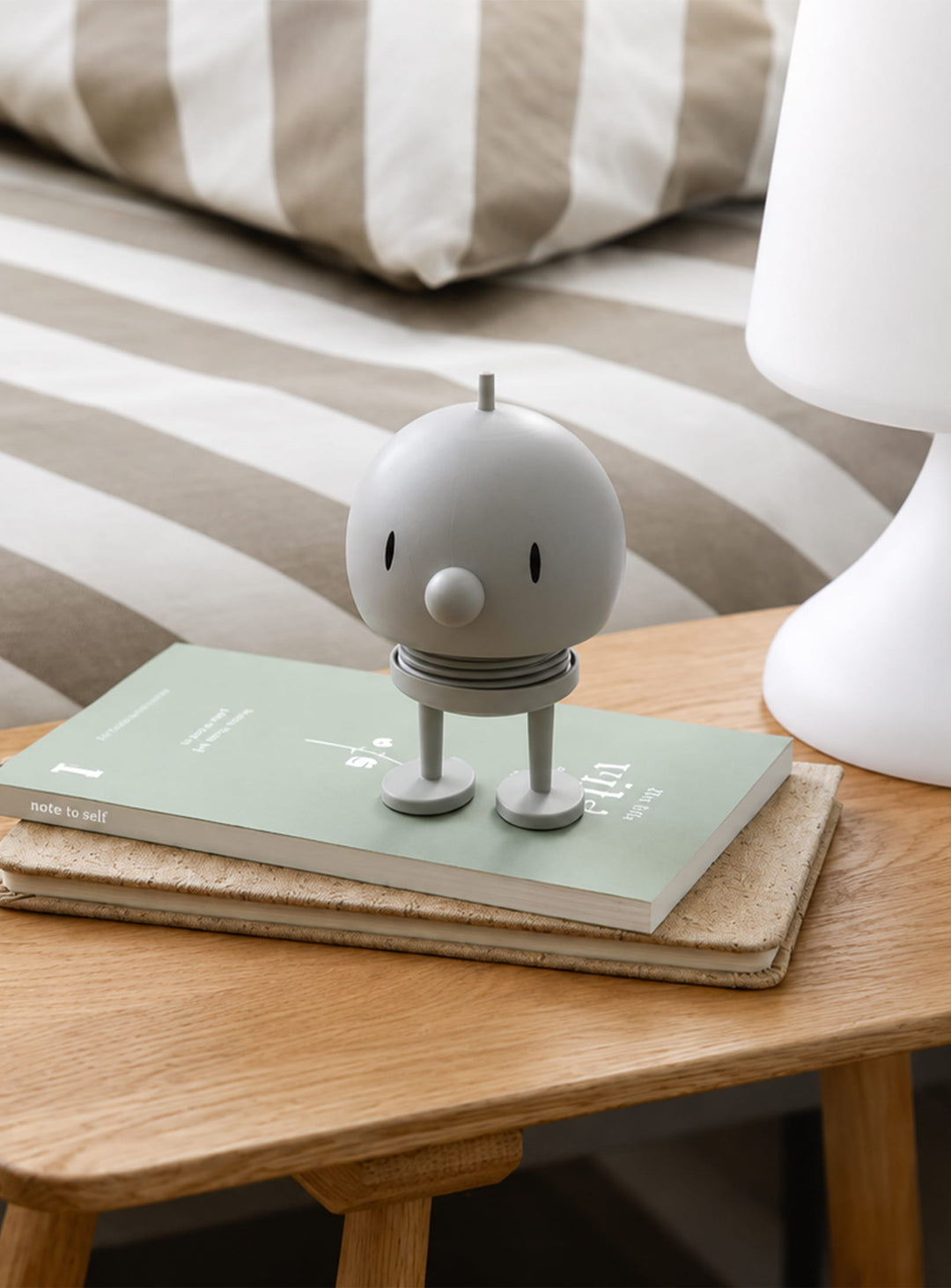Figurine Bumble Soft Hoptimist, décoration design danoise coloris Ash. M