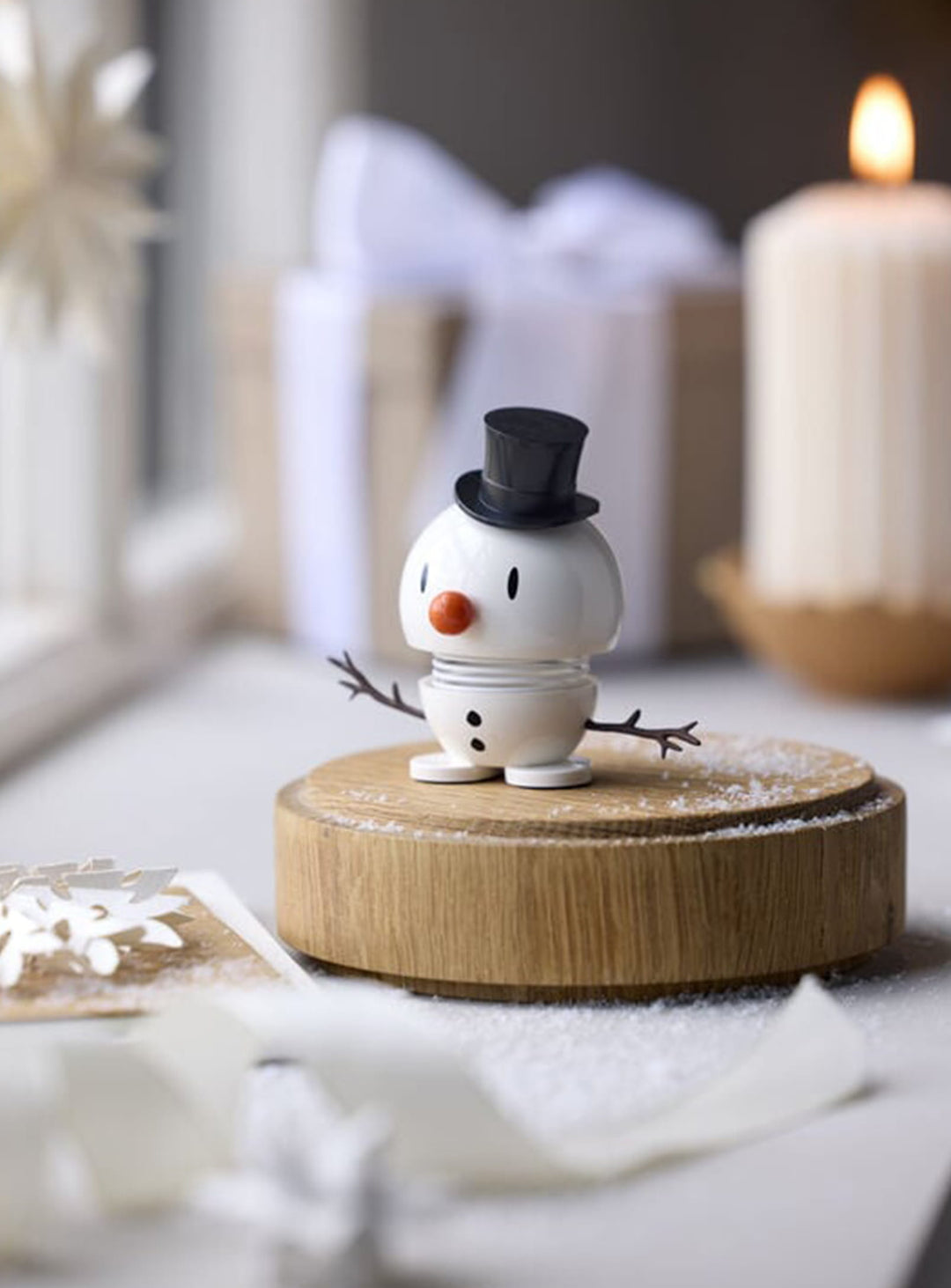Figurine Bonhomme de neige Hoptimist, une décoration de Noël scandinave pleine de joie, d’humour et de mouvement.
