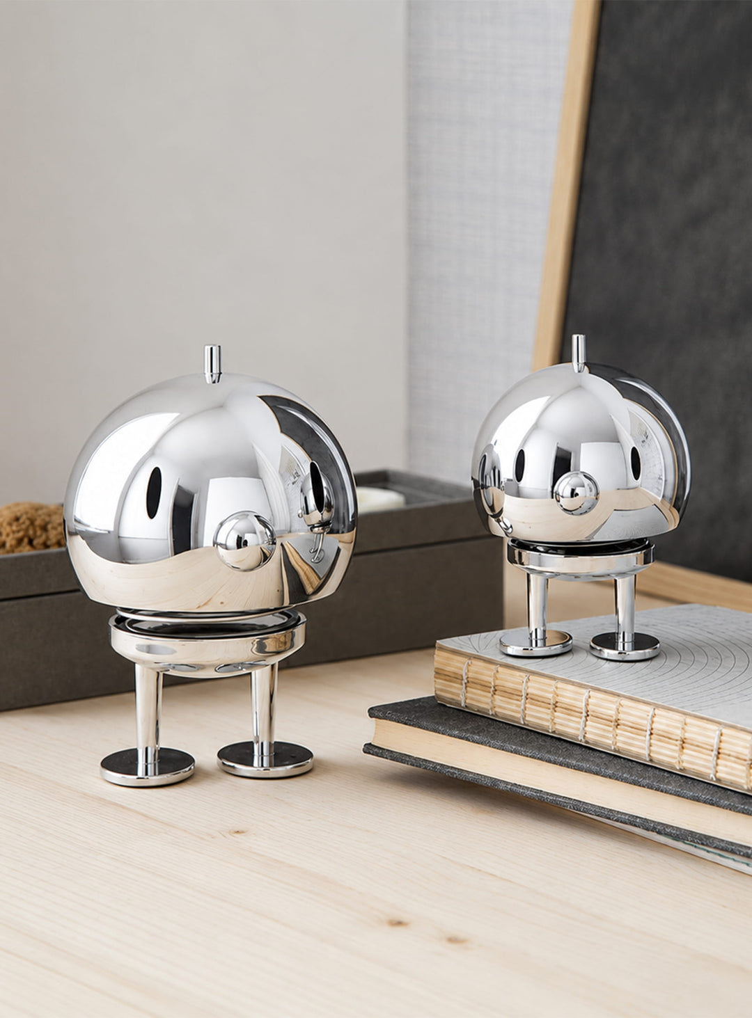 Figurine Bumble Hoptimist chrome : une icône du design danois au fini miroir élégant.