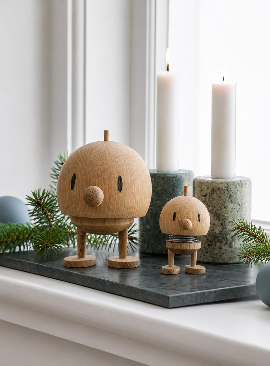Figurine Bumble Hoptimist chêne : design danois et charme naturel du bois massif.
