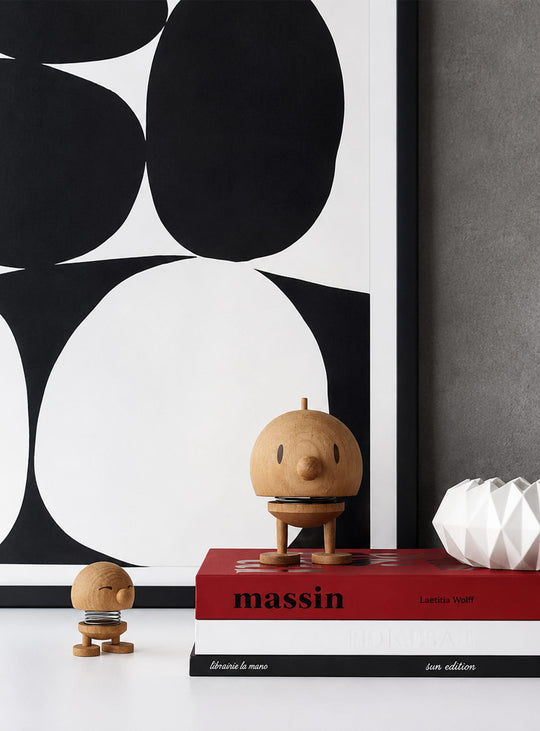 Figurine Bumble Hoptimist chêne : un objet déco raffiné aux nuances uniques du bois.