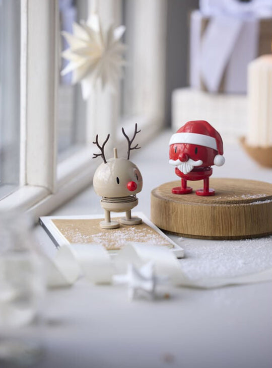 Figurine Père Noël Bumble Hoptimist, une décoration festive inspirée du design scandinave de Gustav Ehrenreich.