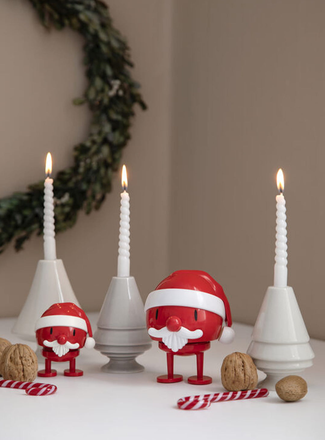 Figurine Père Noël Bumble Hoptimist, une touche joyeuse pour bureau, étagère, buffet ou table de réveillon.