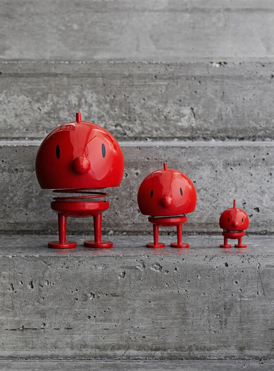 Figurine rouge Bumble Hoptimist, objet déco à bascule signé Hoptimist. M et L