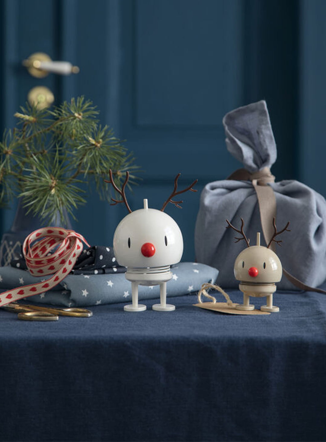 Figurine Renne Bumble Hoptimist, une décoration hivernale originale à poser partout dans la maison. blanc