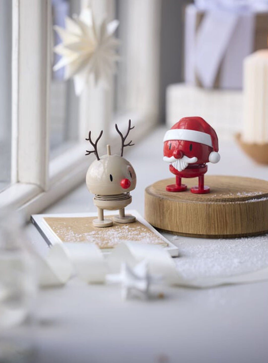 Figurine Renne Bumble Hoptimist, une décoration de Noël scandinave pleine de joie, d’humour et de mouvement.
