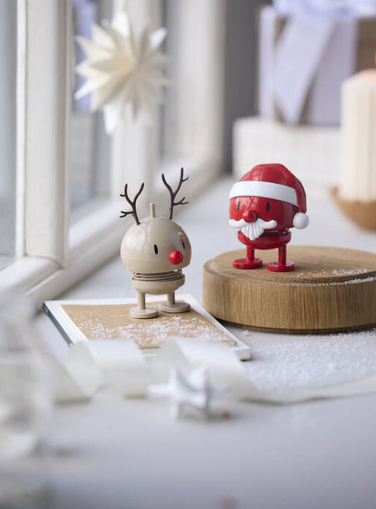 Figurine Renne Bumble Hoptimist, une décoration de Noël scandinave pleine de joie, d’humour et de mouvement.