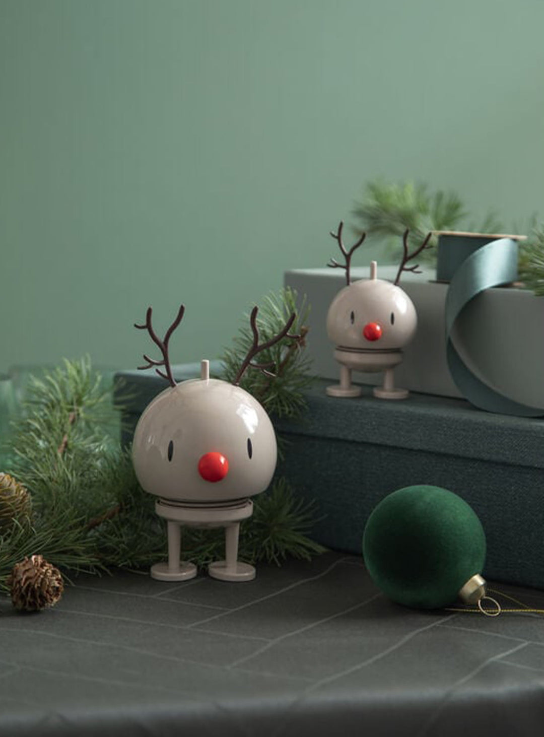 Figurine Renne Bumble Hoptimist, un personnage oscillant au design danois pour égayer vos fêtes de fin d’année.