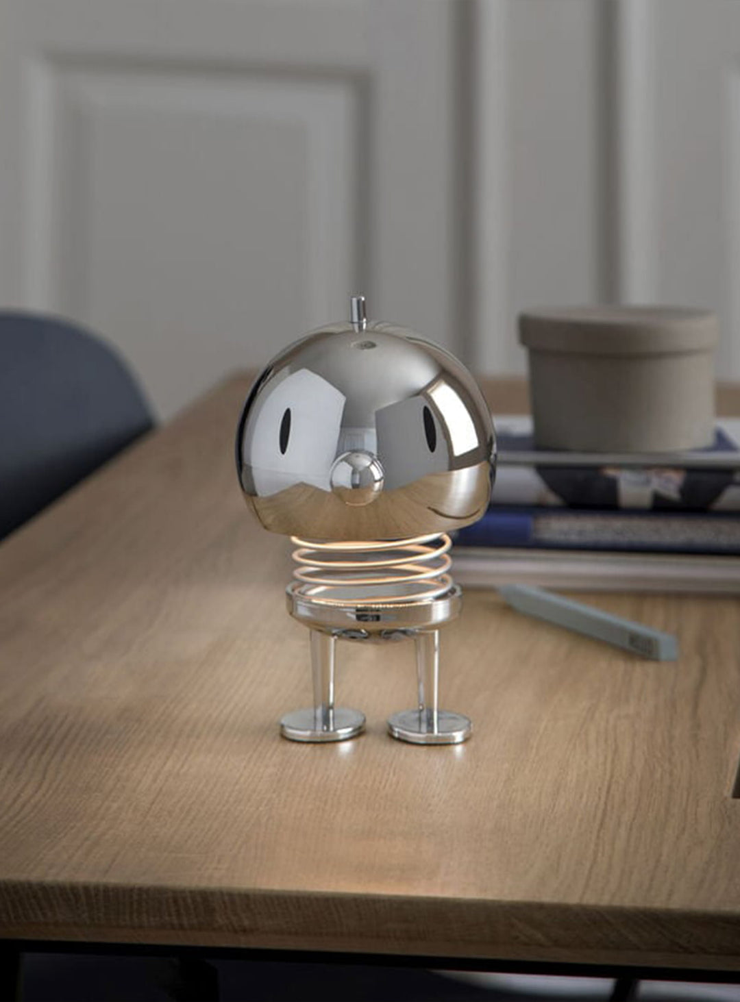 Lampe Bumble Hoptimist dimmable, avec commande tactile simple pour ajuster facilement l’intensité lumineuse. chrome L