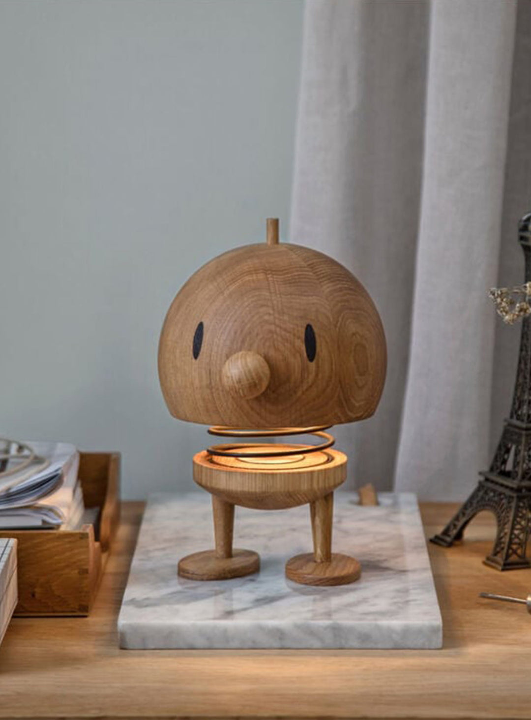 Lampe Bumble Hoptimist dimmable, une création lumineuse aux formes rondes inspirées du design danois. chene L