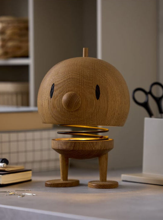 Lampe Bumble Hoptimist rechargeable, un objet design qui associe lumière, couleur et esprit optimiste. chene L