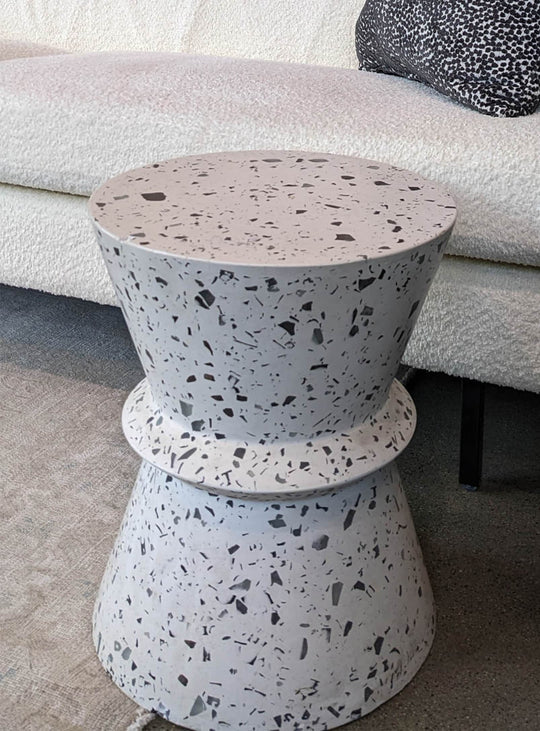 Optez pour la table d'appoint Hourglass, assise décorative en pierres naturelles.