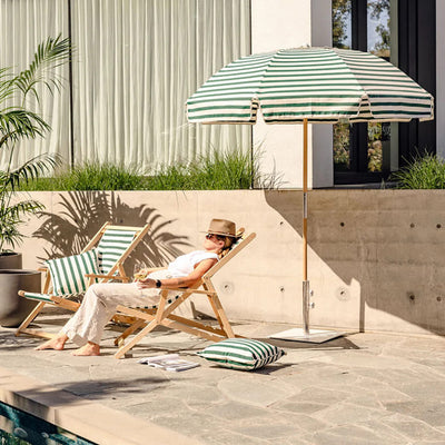Apportez une touche méditerranéenne à votre jardin avec le parasol Italian : un modèle chic aux franges élégantes.
