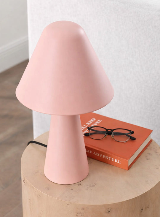 La lampe de table Jovial combine esthétique vintage et fonctionnalité moderne. rose