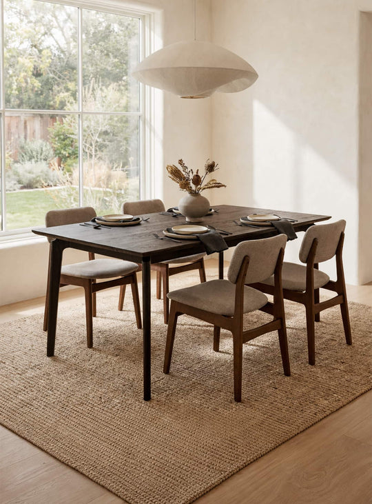 La table à dîner Kenzo crée une ambiance chaleureuse et élégante. noir