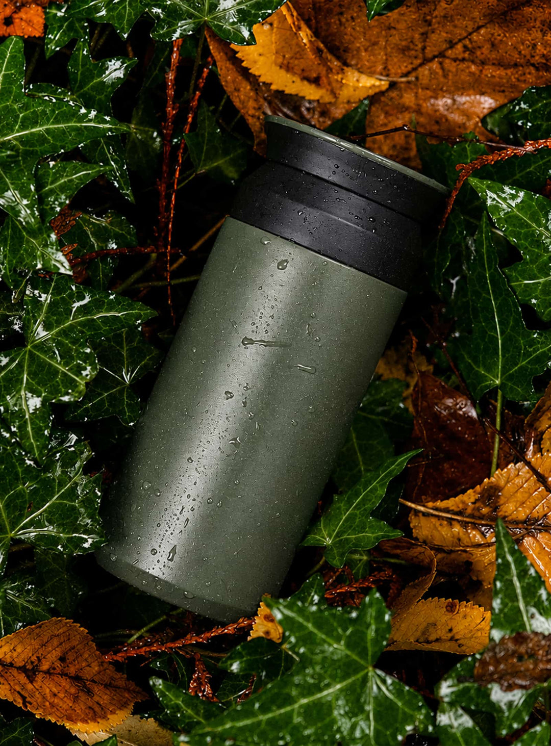 La bouteille isotherme Travel Tumbler KINTO conserve chaleur, fraîcheur et saveurs au quotidien. vert