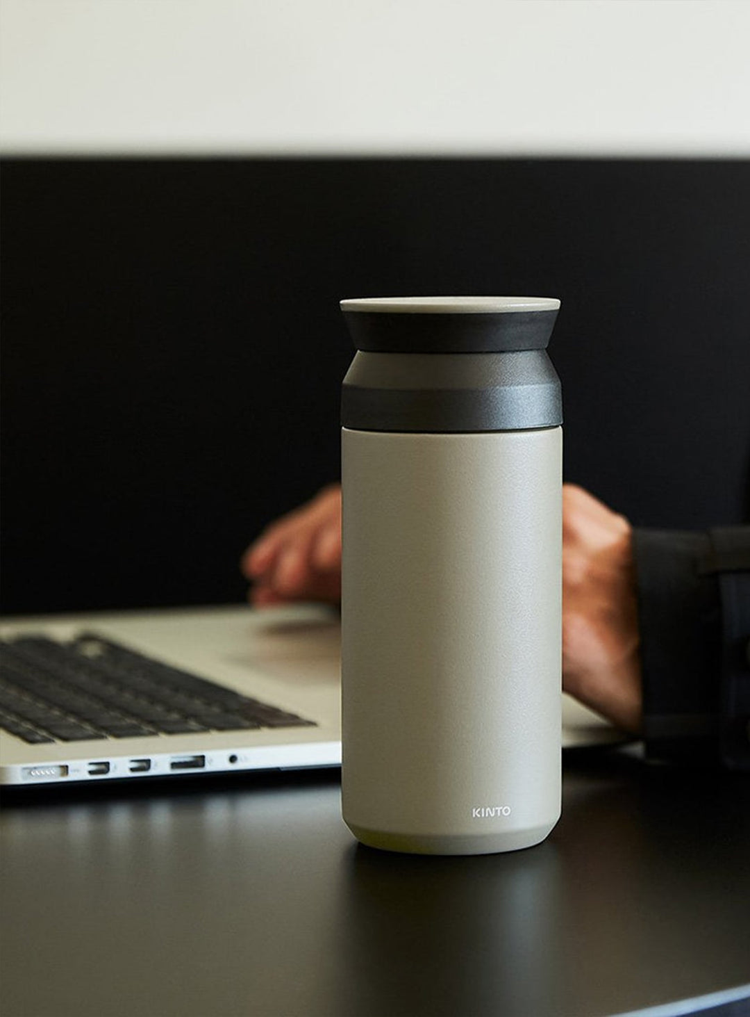 TRAVEL TUMBLER KINTO, bouteille thermique pour boissons savoureuses partout. beige