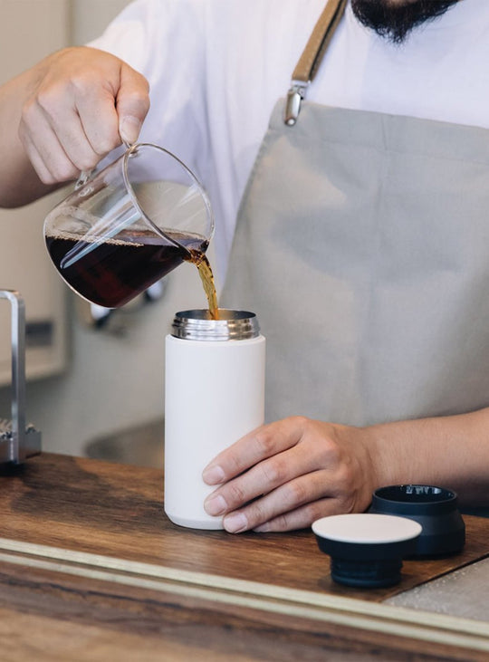 TRAVEL TUMBLER KINTO, isolation haut niveau pour café chaud ou eau fraîche. blanc