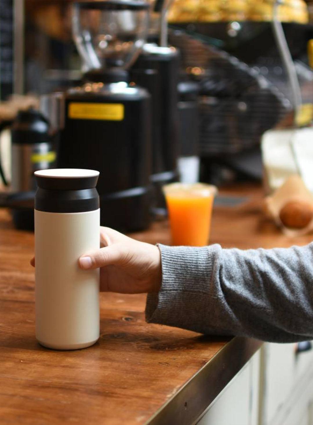 TRAVEL TUMBLER KINTO, isotherme chic pour garder vos boissons délicieuses. blanc
