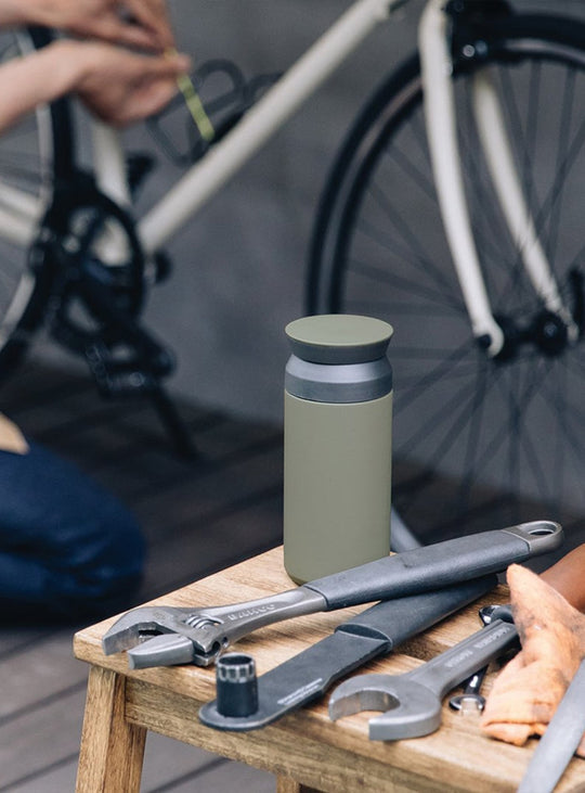 TRAVEL TUMBLER KINTO, parfait équilibre entre style, goût et performance. kaki