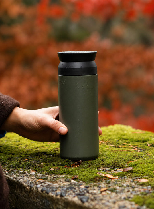 Bouteille isotherme Travel Tumbler KINTO, garde vos boissons chaudes ou froides plus longtemps. vert