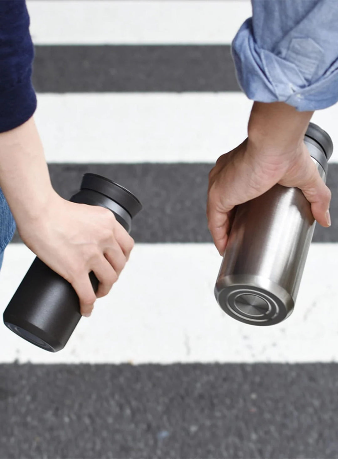 Bouteille isotherme Travel Tumbler de KINTO, pratique au bureau, en déplacement ou en plein air. acier inox