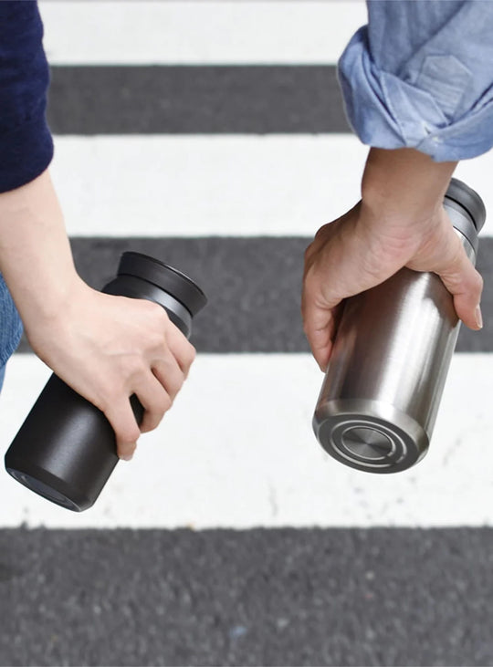 Bouteille isotherme Travel Tumbler de KINTO, pratique au bureau, en déplacement ou en plein air. acier inox