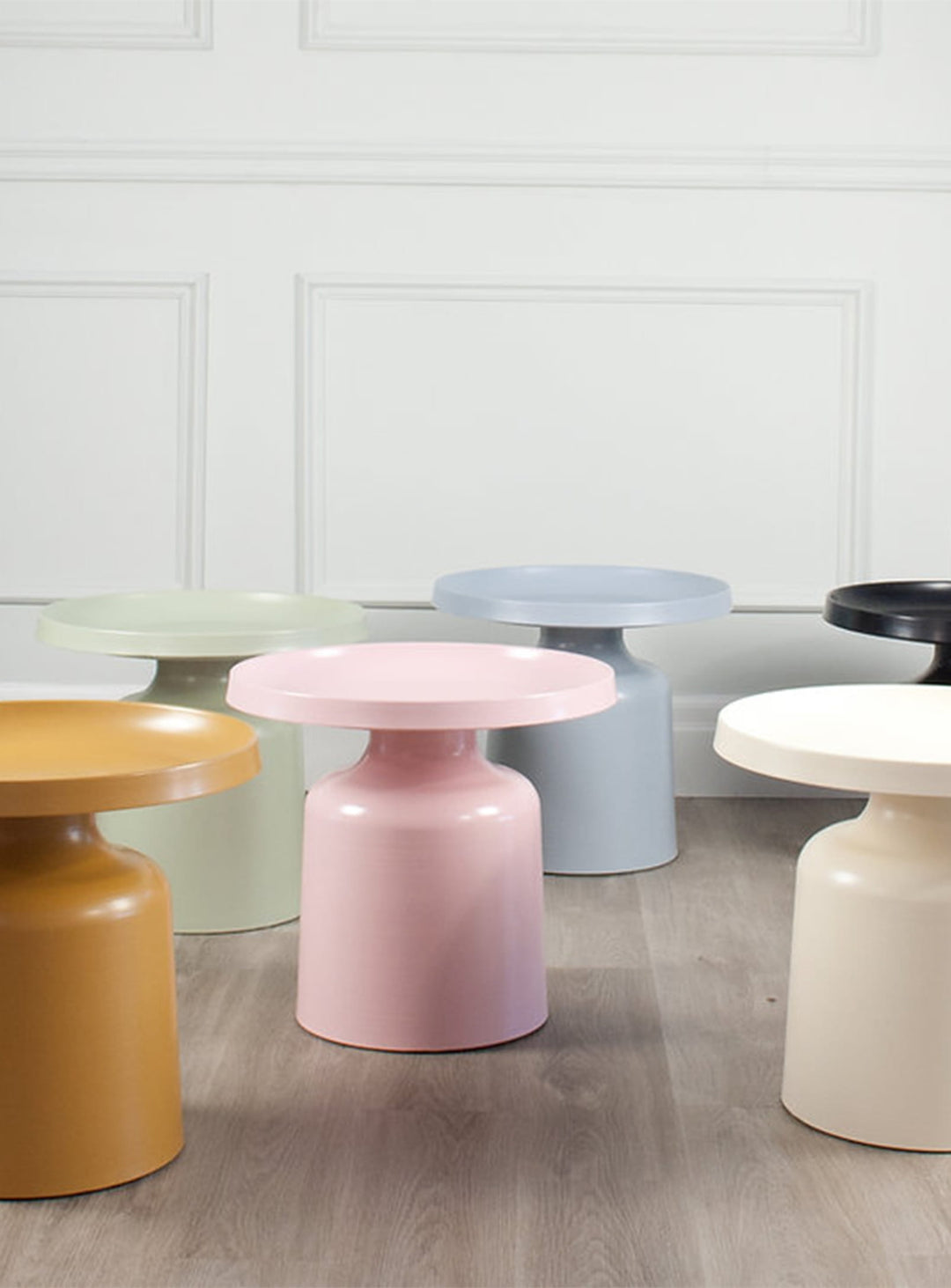 Table Klay, meuble d’appoint compact et plein de caractère.