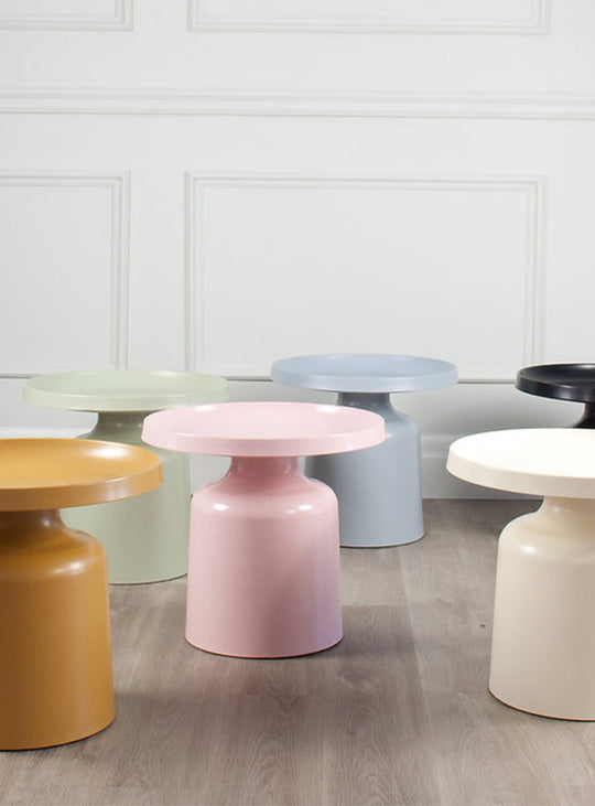 Table Klay, meuble d’appoint compact et plein de caractère.