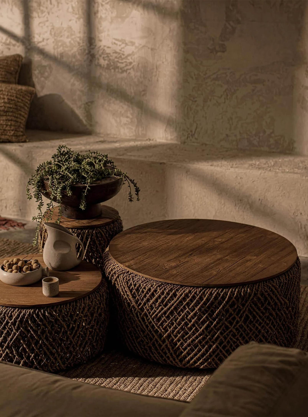 Table à café Knut au style naturel et artisanal, fabriquée en abaca durable et teck recyclé.