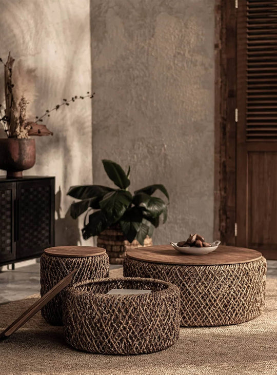 Table à café Knut inspirée de l’artisanat insulaire, base en abaca et plateau en teck recyclé amovible.