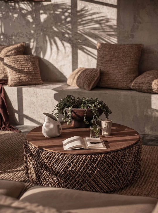 Table à café Knut artisanale en abaca et teck recyclé, design rustique avec plateau amovible et rangement.