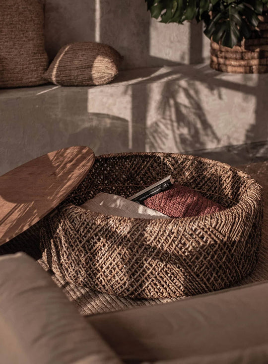 Table à café Knut en matériaux naturels, abaca tressé et teck recyclé pour un salon chaleureux.