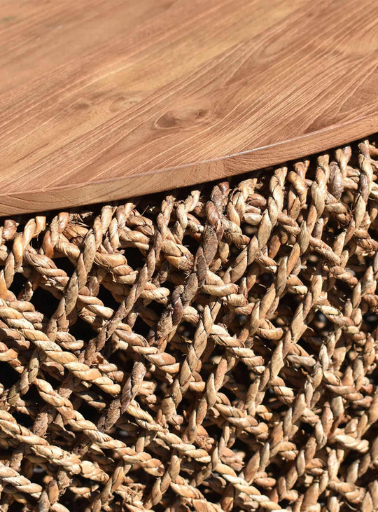 Table à café Knut écologique, fabrication artisanale avec fibres d’abaca et bois de teck recyclé.