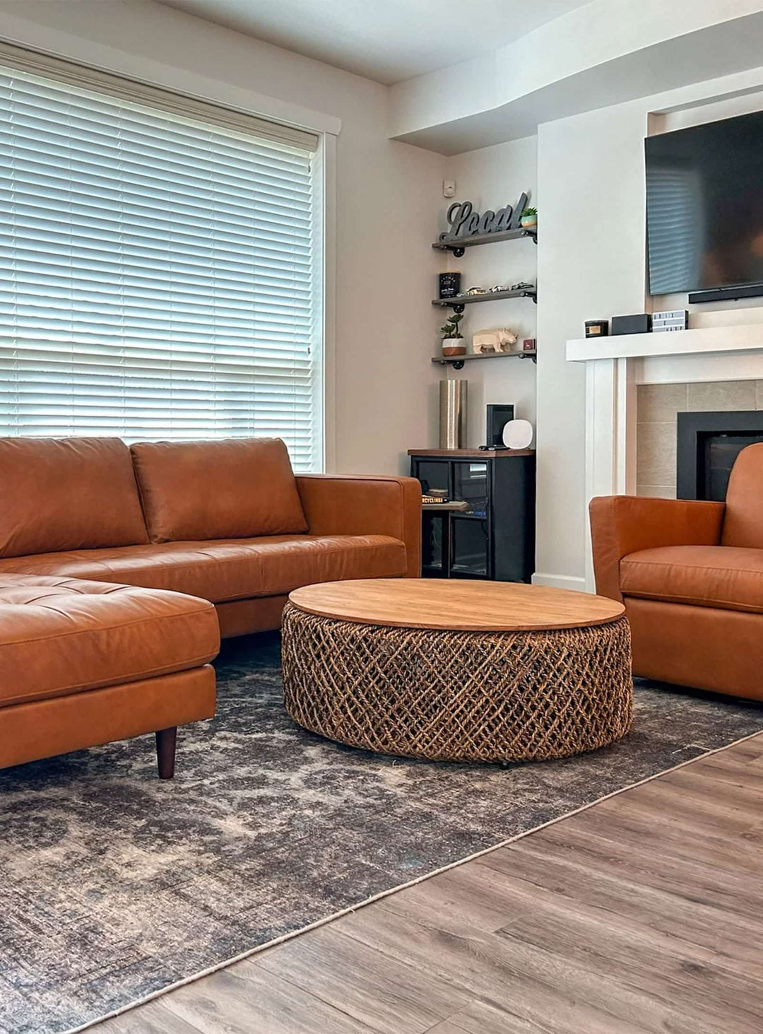 Table à café Knut au charme authentique, alliant durabilité, savoir-faire traditionnel et fonctionnalité.