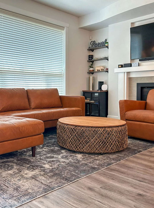 Table à café Knut au charme authentique, alliant durabilité, savoir-faire traditionnel et fonctionnalité.