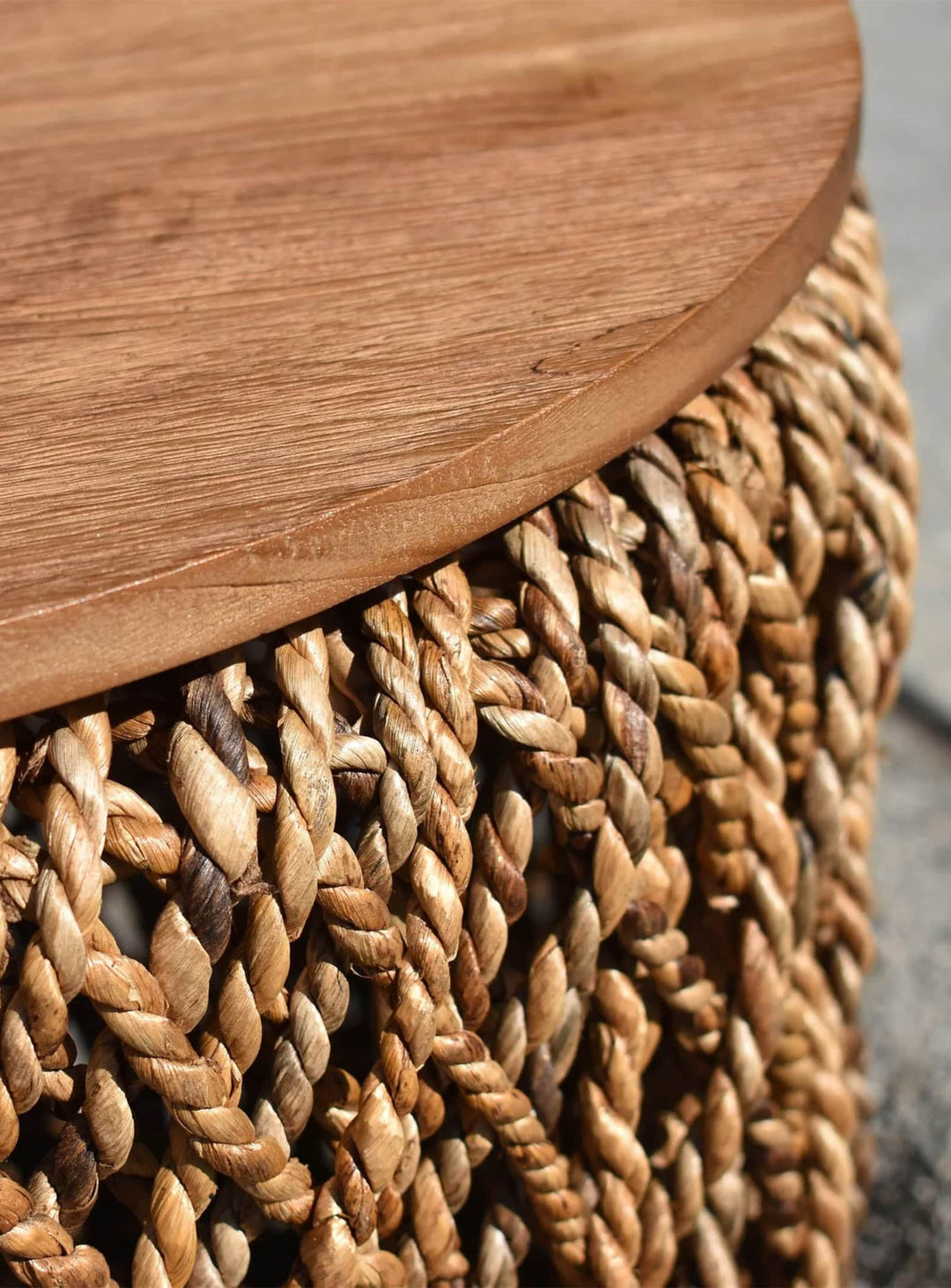Table d’appoint Knut en matériaux écologiques, idéale comme table, siège d’appoint ou rangement élégant.