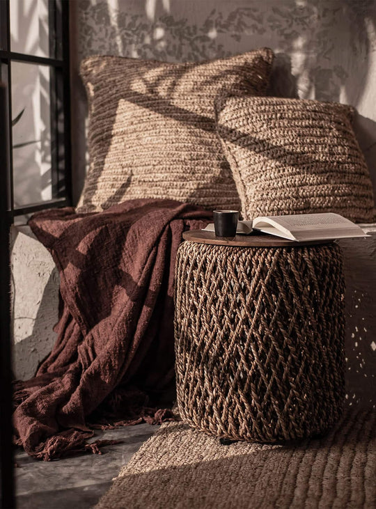 Table d’appoint Knut artisanale, alliance d’abaca, fer et teck recyclé pour un intérieur naturel.
