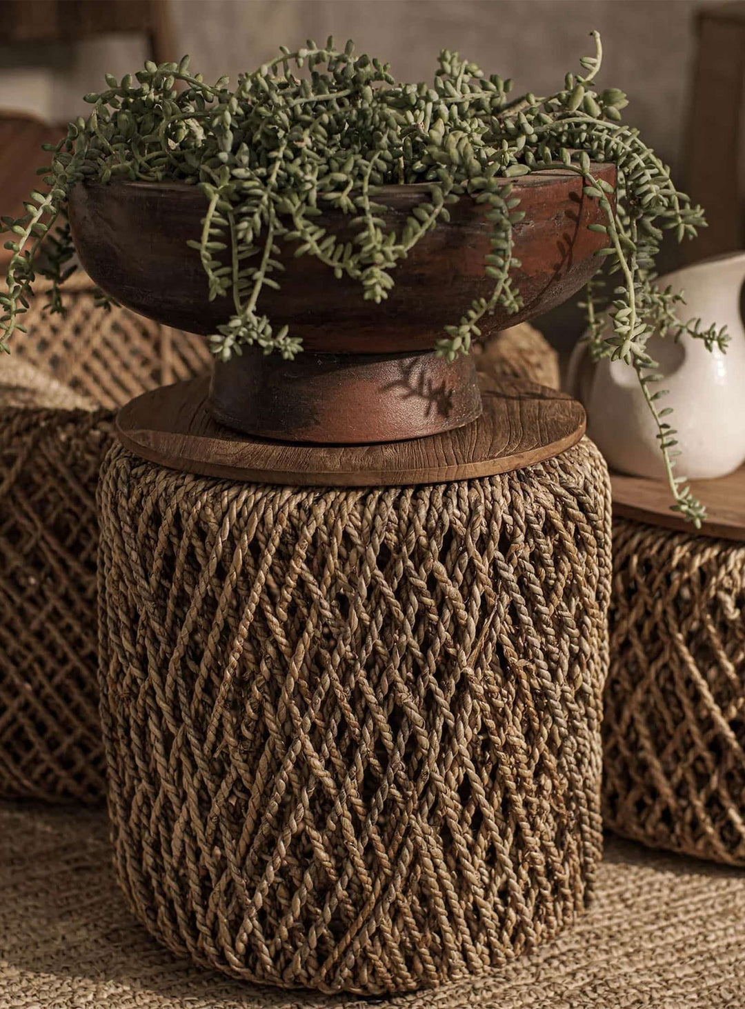 Table d’appoint Knut multifonction, plateau amovible en teck recyclé et design artisanal javanais.