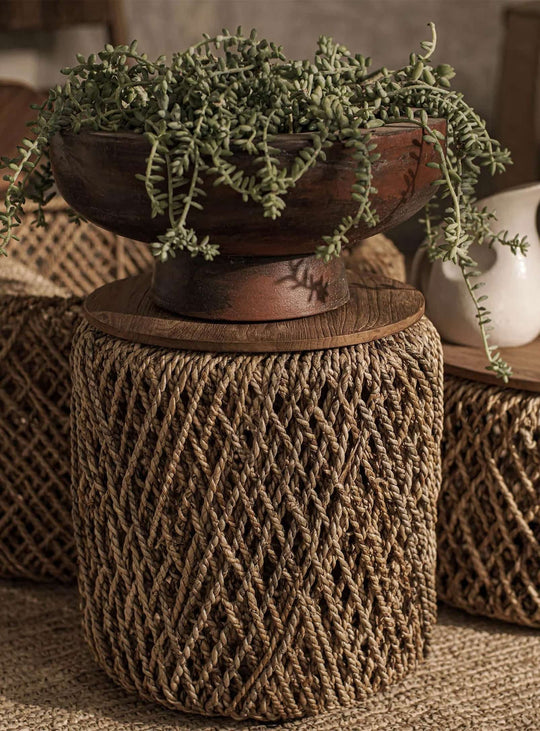 Table d’appoint Knut multifonction, plateau amovible en teck recyclé et design artisanal javanais.