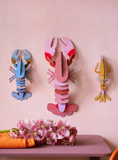 Donnez une touche artistique et écologique à votre décoration avec le homard lavande Studio Roof, un objet en 3D inspiré des profondeurs marines.