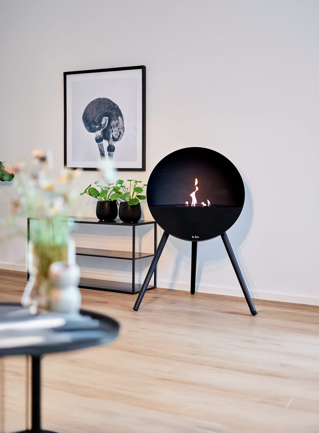 Foyer Eye noir de Le Feu : design scandinave, feu pur et élégance absolue.