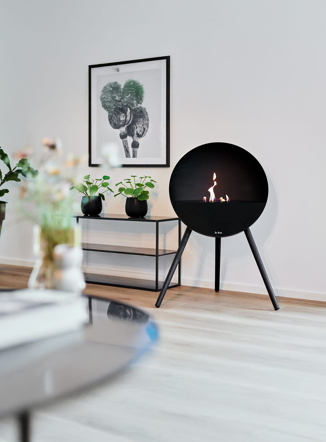 Foyer Eye noir Le Feu : chaleur douce et design architectural.