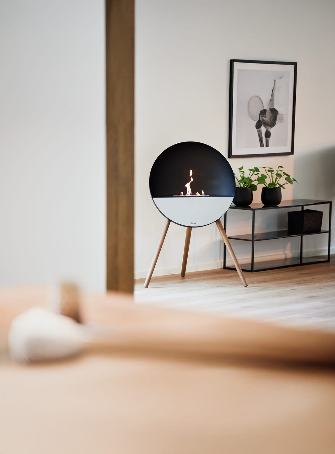 Foyer Le Feu Eye noir : feu pur, design nordique et allure chic.