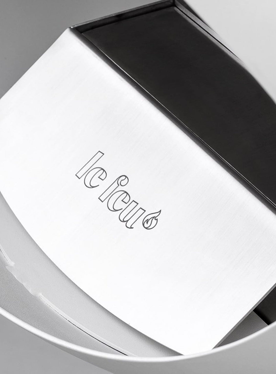 Foyer Le Feu Ground High Dome : dôme blanc, chaleur douce et design pur.